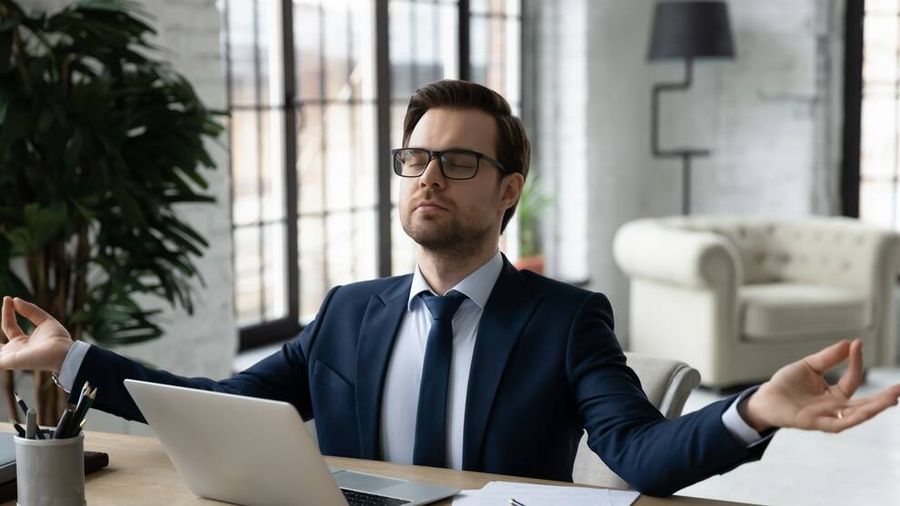 Ejecutivo en un momento de calma y bienestar en su lugar de trabajo