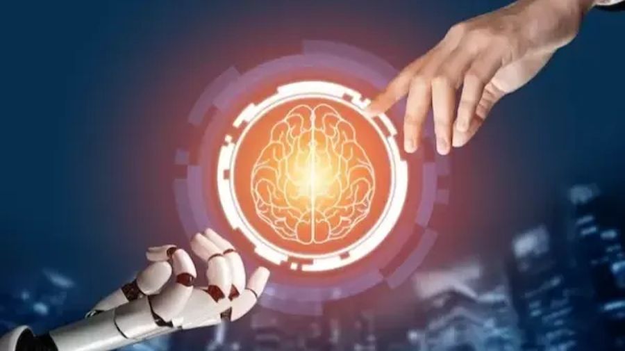 Mano humana y mano robótica tocando un cerebro digital, representando la inteligencia artificial y la mente humana