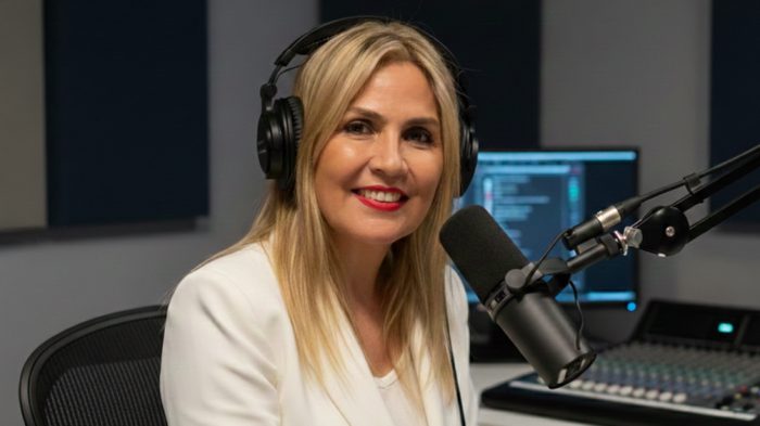 Mariana Castrelos grabando el podcast Transiciones con Sentido