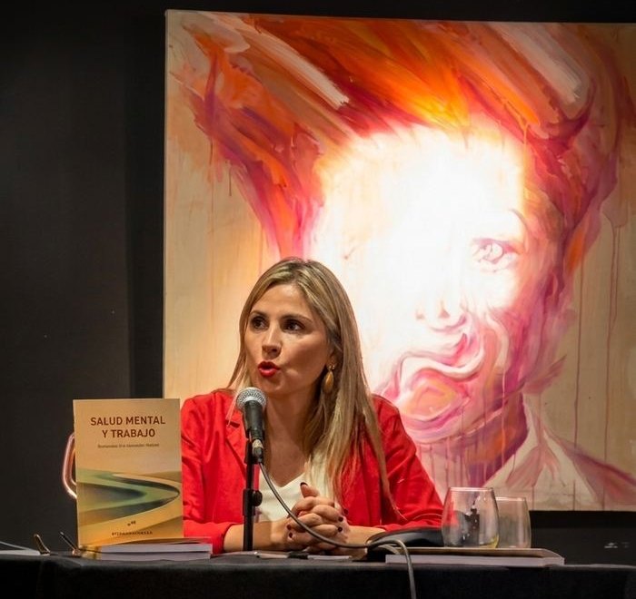 Mariana Castrelos en la presentación de su libro Salud Mental y Trabajo