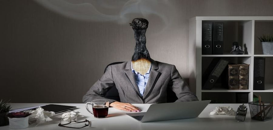 Ejecutivo agotado por la hiperconexión laboral, símbolo del burnout en el C-Level