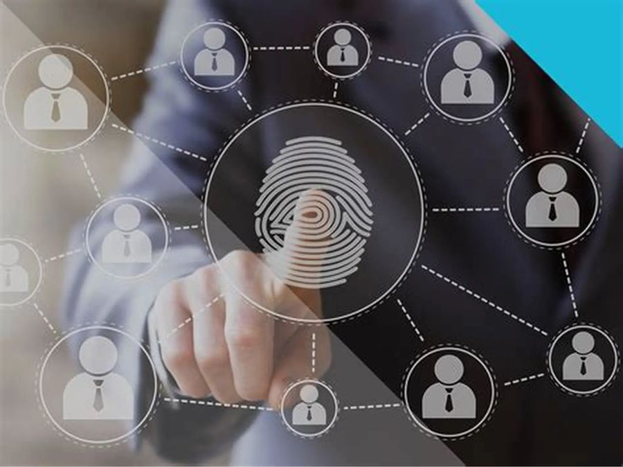 Persona identificándose entre una red de conexiones, representando la identidad en un proceso de transición laboral